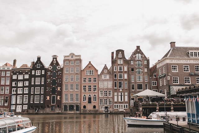 Het perfecte bedrijfsuitje: Verken de grachten met een salonboot in Amsterdam